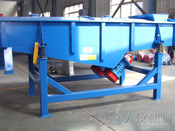 直線振動(dòng)篩相對(duì)比旋振篩,體積較大,但其輸送量也相對(duì)比較大,該產(chǎn)品主要適用于一些粉狀,顆粒狀無水份的物料。